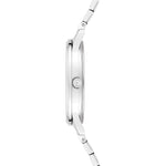 Seitenansicht der Tamaris Armbanduhr - Basic Elegance: eine silberne Damenuhr mit schlankem Gehäuse, Perlmutt-Zifferblatt und schlichtem Metallgliederband der Marke Tamaris.