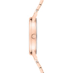 Seitenansicht der Tamaris Armbanduhr - Basic Elegance by Tamaris in Roségold, mit Metallband, strukturierter Krone und Perlmutt-Zifferblatt auf weißem Hintergrund.