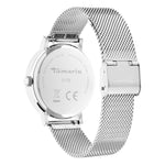 Die Tamaris Armbanduhr - Clover verfügt über ein silbernes Netzband und ein Gehäuse mit eingraviertem Tamaris-Branding und Edelstahldetails.