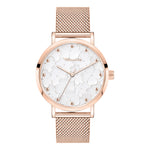 Die Tamaris Armbanduhr - Clover von Tamaris verfügt über ein elegantes roségoldenes Meshband, ein weißes strukturiertes Zifferblatt und charmante kleine Kleemuster.
