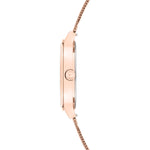 Seitenansicht der schlanken, roségoldenen Tamaris Armbanduhr - Clover mit Mesh-Band und einer Krone mit kreisförmigem Logo.