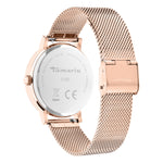 Die Tamaris Armbanduhr - Clover verfügt über ein roségoldenes Maschenband und zeigt eine gravierte Rückseite mit Tamaris Schriftzug und Produktangaben.