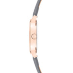Seitenansicht der Tamaris Armbanduhr - Clover von Tamaris in Roségold mit grauem Armband, runder Krone und floralem Zifferblatt.