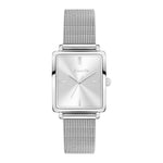 Die Tamaris Armbanduhr - Square Meets Mesh für Damen hat ein silbernes, quadratisches Gesicht, ein minimalistisches Zifferblatt mit Strichindizes und ein Edelstahl-Meshband.