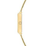 Seitenansicht der Tamaris Armbanduhr - Square Meets Mesh, einer Damenuhr von Tamaris, mit einem dünnen goldenen Meshband und einem quadratischen Zifferblatt, das vor einem weißen Hintergrund präsentiert wird.