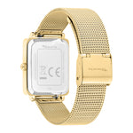 Die Tamaris Armbanduhr - Square Meets Mesh verfügt über ein goldenes Mesh-Band, einen quadratischen Edelstahlboden und eine Schließe und präsentiert das charakteristische Tamaris-Branding für ein schickes Damen-Accessoire.