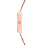 Seitenansicht der Tamaris Armbanduhr - Square Meets Mesh, eine schlanke roségoldene Uhr mit Edelstahlarmband und runder Krone.