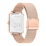 Die Tamaris Armbanduhr - Square Meets Mesh zeichnet sich durch ein rechteckiges Design in Roségold mit einem Edelstahlarmband aus Meshband und einem quadratischen Edelstahlboden mit Tamaris-Branding und Zertifizierungsmarkierungen aus.