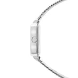 Seitenansicht der silbernen Tamaris Armbanduhr - Tiny Watch von Tamaris mit Netzarmband und runder Krone auf dem Gehäuse, die ihre minimalistische Eleganz unterstreicht.