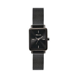 Die Tamaris Armbanduhr - Tiny Watch beeindruckt mit rechteckigem, schwarzem Design und Mesharmband - minimalistische Eleganz der Marke Tamaris auf weißem Hintergrund präsentiert.