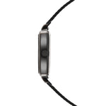 Seitenansicht der Tamaris Armbanduhr - Tiny Watch von Tamaris in minimalistischer Eleganz mit schwarzem Gehäuse und feinem Mesh-Armband, isoliert auf weißem Hintergrund.