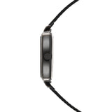 Seitenansicht der Tamaris Armbanduhr - Tiny Watch von Tamaris in minimalistischer Eleganz mit schwarzem Gehäuse und feinem Mesh-Armband, isoliert auf weißem Hintergrund.