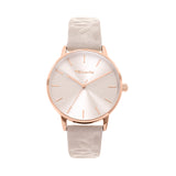 Das beige Lederarmband und das roségoldene Gehäuse machen die Tamaris Armbanduhr - Stamped Flowers zu einer eleganten Damenuhr mit minimalistischem Silberzifferblatt.