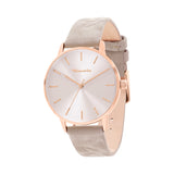 Die Tamaris Armbanduhr - Stamped Flowers von Tamaris ist eine gold-silberne Analoguhr mit beigefarbenem Lederarmband, minimalistischem Zifferblatt und elegantem, geprägtem Blumendesign.