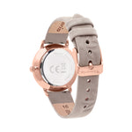 Die Tamaris Armbanduhr - Stamped Flowers ist in Roségold gehalten und hat ein hellbeiges Velourslederband, das mit dem hinteren Gehäuse und der eleganten Schließe gezeigt wird.