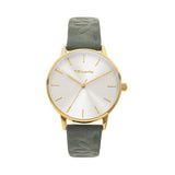 Die Tamaris Armbanduhr - Stamped Flowers von Tamaris verfügt über ein silbernes Zifferblatt, minimalistische Markierungen und ein schickes grünes Lederarmband mit dezentem Blattmuster - perfekt für stilvolle Outfits.