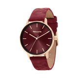 Die Tamaris Armbanduhr - Stamped Flowers von Tamaris hat ein kastanienbraunes, weiches Wildlederarmband, ein goldenes Gehäuse, ein minimalistisches Zifferblatt und ein passendes kastanienbraunes Design.