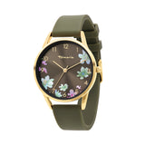 Die Tamaris Armbanduhr - Sporty Flowers hat ein goldenes Gehäuse, ein olivgrünes Silikonarmband, ein braunes Zifferblatt mit pastellfarbenen Blumenmotiven und goldene Zahlen. Eine schicke Tamaris Damenuhr, perfekt für jeden Anlass.