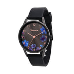 Die Tamaris Armbanduhr - Sporty Flowers von Tamaris hat ein floral gestaltetes Zifferblatt, zeigt 10:10 an und wird mit einem sportlichen Silikonarmband in Schwarz geliefert.