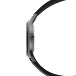 Seitenansicht der Tamaris Armbanduhr - Sporty Flowers von Tamaris mit einem sportlichen Silikonarmband und einem schlanken, runden Zifferblatt auf weißem Hintergrund.