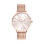 Die Tamaris Armbanduhr - Shiny Stars besticht durch ihr roségoldenes Finish, das Edelstahl-Meshband, die Stern-Akzente und die Kristalldetails auf dem silbernen Zifferblatt mit minimalen Stundenmarkierungen für einen raffinierten Look.