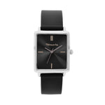 Die Tamaris Armbanduhr - The Silicon Square hat ein quadratisches schwarzes Design, ein schwarzes Silikonarmband und minimalistische silberne und goldene Markierungen - perfekt für eine sportliche Damenuhr.
