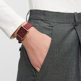 Eine Person in grauer Hose trägt eine Tamaris Armbanduhr - The Silicon Square, eine Hand lässig in der Tasche.