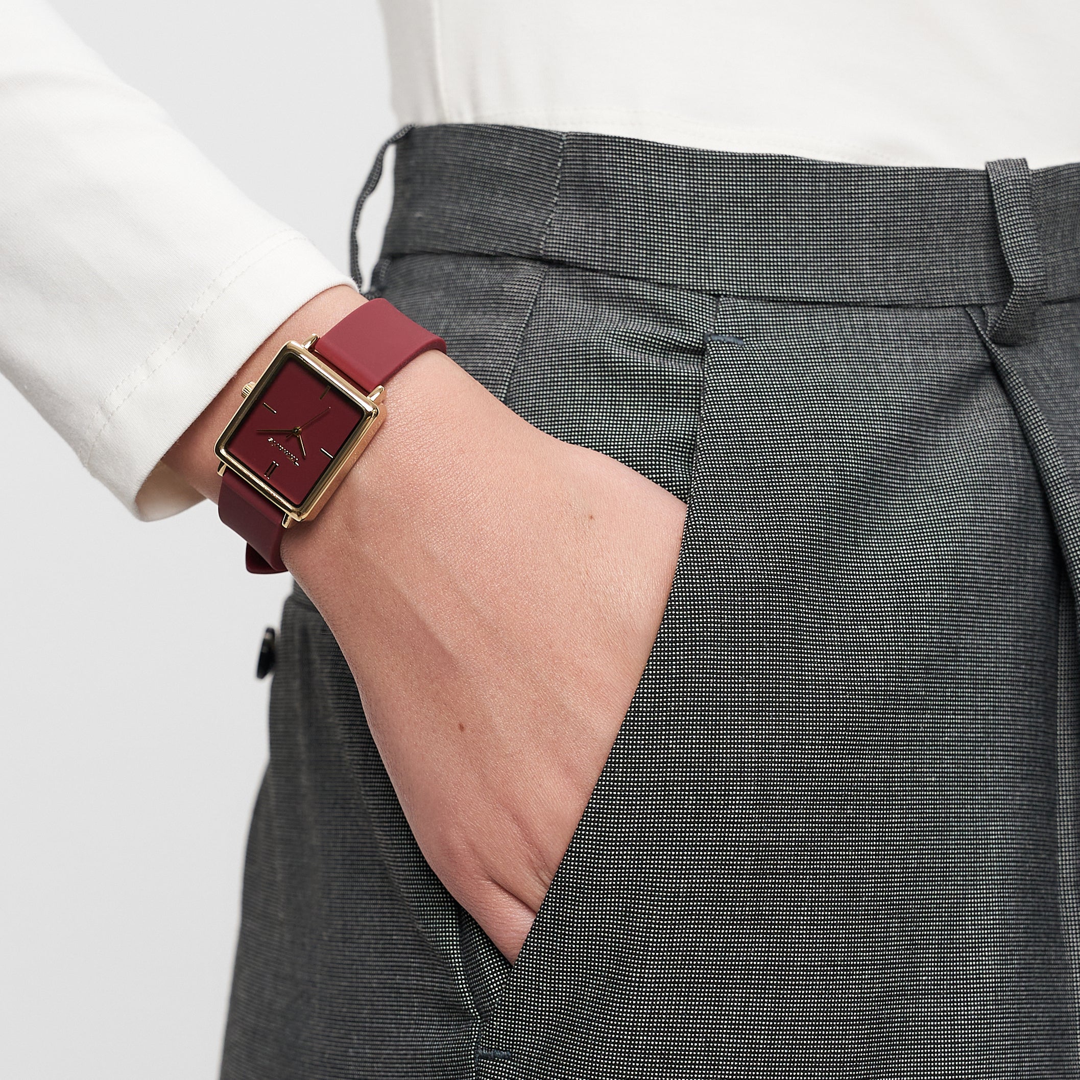 Eine Person in grauer Hose trägt eine Tamaris Armbanduhr - The Silicon Square, eine Hand lässig in der Tasche.