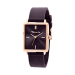 Die Tamaris Armbanduhr - The Silicon Square ist eine rechteckige schwarze Damenuhr mit goldenem Gehäuse, schwarzem Zifferblatt, minimalen Markierungen und schlankem Silikonband - eine sportliche und stilvolle Wahl von Tamaris.