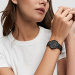 Frau im weißen T-Shirt mit der Tamaris Armbanduhr - Everyday Hero, die sich durch ihr minimalistisches Design, ihren klassischen Look und ihr Edelstahlarmband auszeichnet.