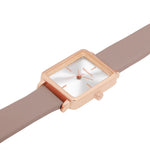 Tamaris Armbanduhr Tiny Watch mit roségoldfarbenem rechteckigem Gehäuse und taupefarbenem Lederarmband in seitlicher Detailansicht