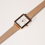 Tamaris Armbanduhr Tiny Watch in Roségold mit taupefarbenem Lederarmband flach liegend in dekorativer Produktansicht