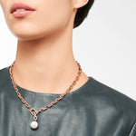 Liebeskind Berlin Halskette bestehend aus einer roségoldenen Y-Gliederkette mit einem Perlenanhänger; Tragebild