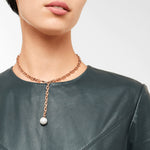 Liebeskind Berlin Halskette bestehend aus einer roségoldenen Y-Gliederkette mit einem Perlenanhänger; Tragebild