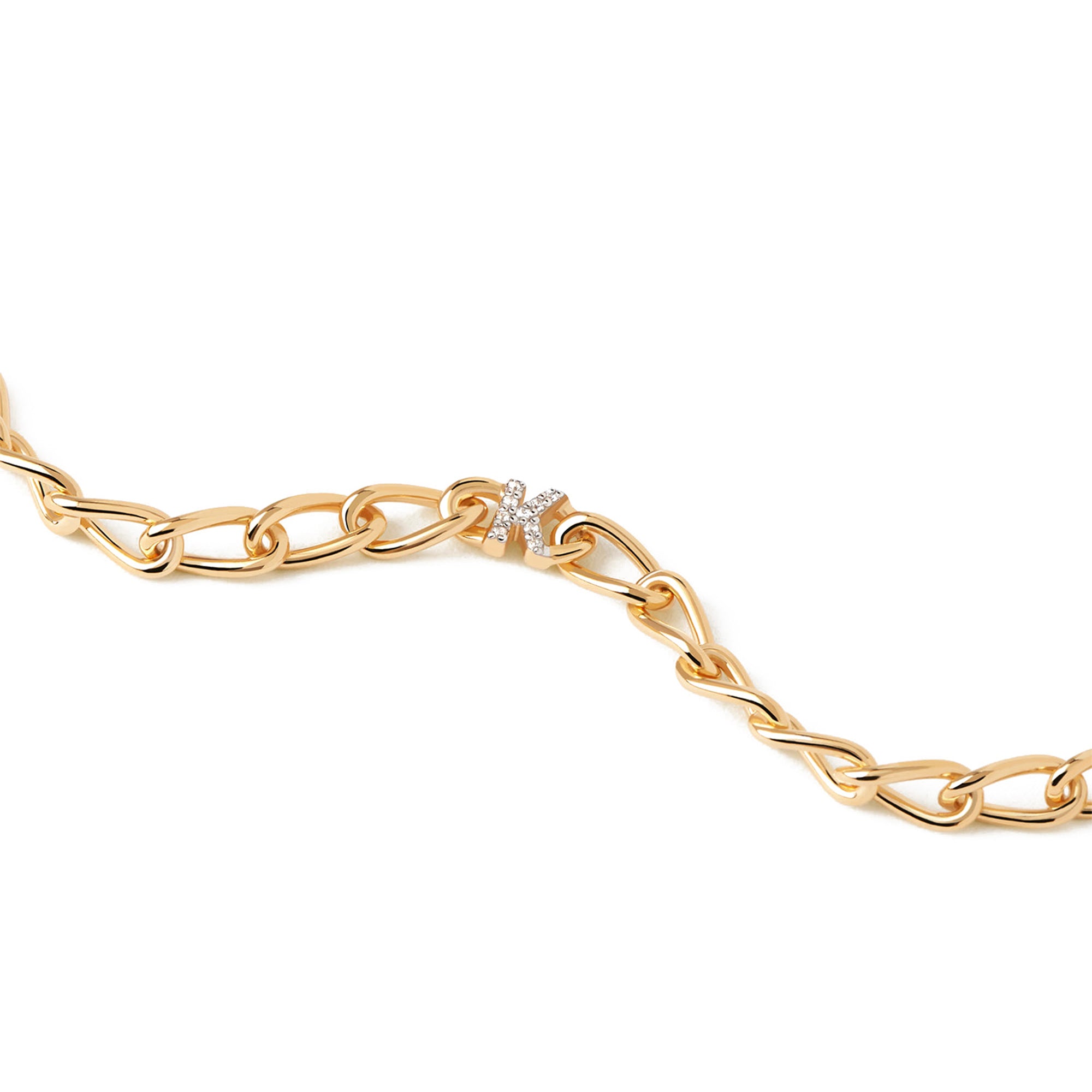 PDPaola Armband bestehend aus einer goldenen Gliederkette und einem goldenen, steinbesetzten K als Anhänger; Zusatzbild